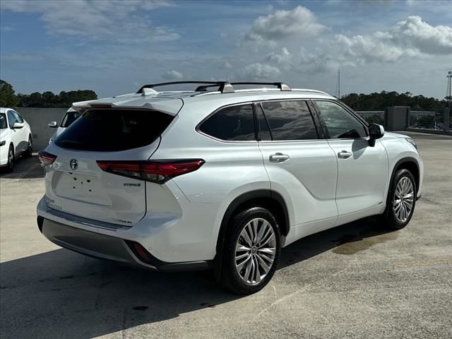 2022 Toyota Highlander Hybrid Platinum