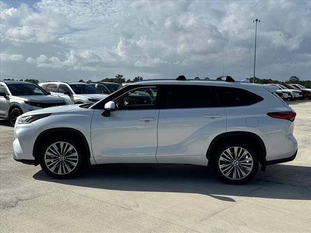 2022 Toyota Highlander Hybrid Platinum