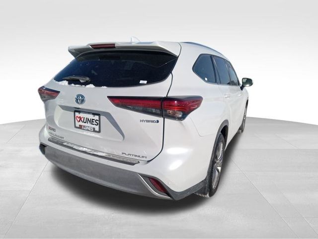 2022 Toyota Highlander Hybrid Platinum