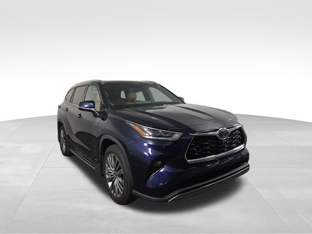 2022 Toyota Highlander Hybrid Platinum