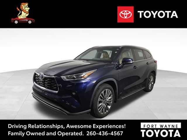 2022 Toyota Highlander Hybrid Platinum