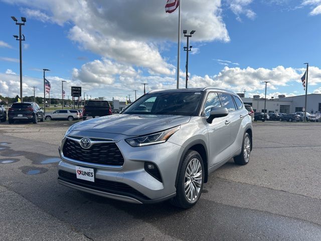 2022 Toyota Highlander Hybrid Platinum