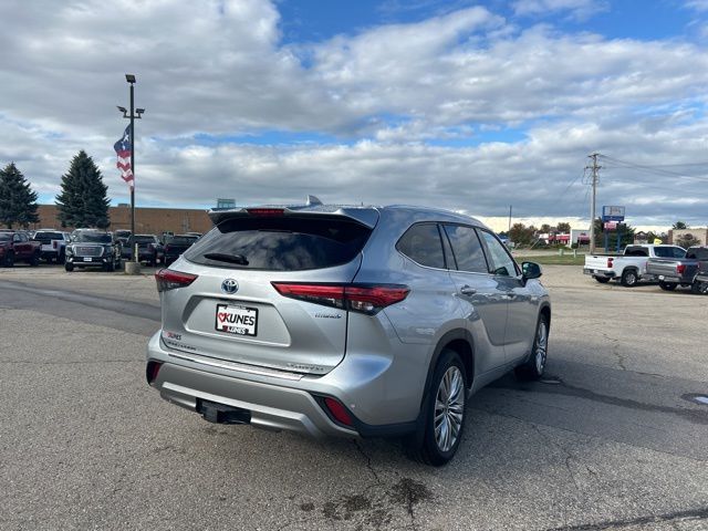 2022 Toyota Highlander Hybrid Platinum