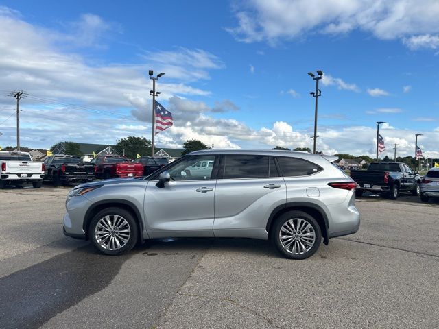 2022 Toyota Highlander Hybrid Platinum