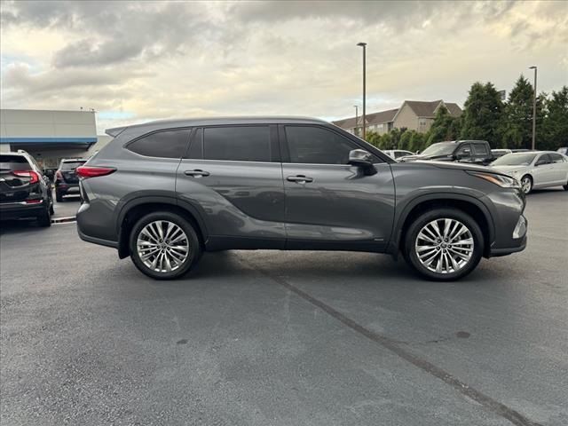 2022 Toyota Highlander Hybrid Platinum