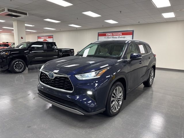 2022 Toyota Highlander Hybrid Platinum