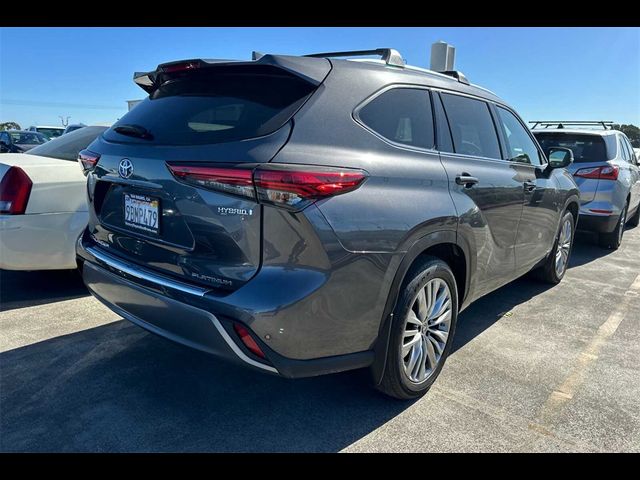 2022 Toyota Highlander Hybrid Platinum