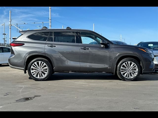 2022 Toyota Highlander Hybrid Platinum