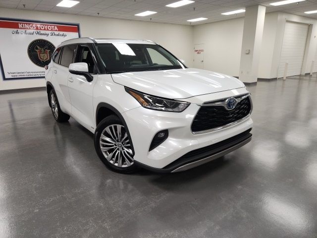 2022 Toyota Highlander Hybrid Platinum