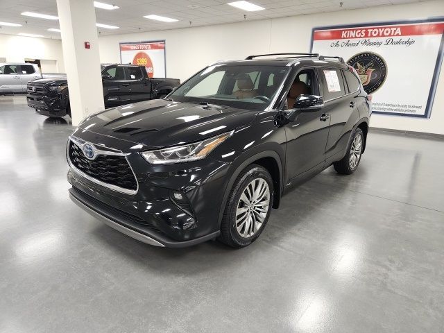 2022 Toyota Highlander Hybrid Platinum