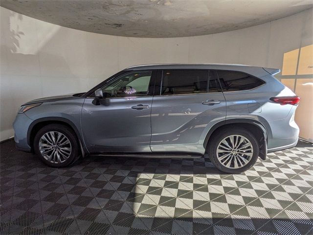 2022 Toyota Highlander Hybrid Platinum