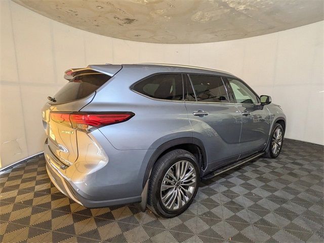 2022 Toyota Highlander Hybrid Platinum