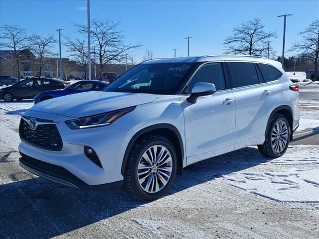 2022 Toyota Highlander Hybrid Platinum