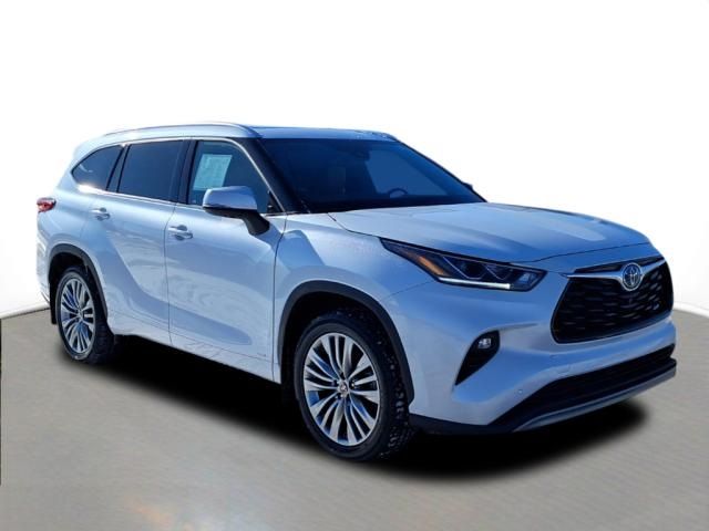 2022 Toyota Highlander Hybrid Platinum