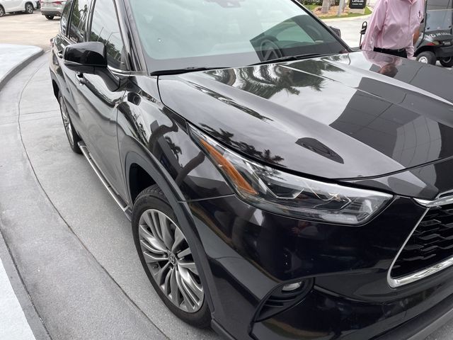 2022 Toyota Highlander Hybrid Platinum