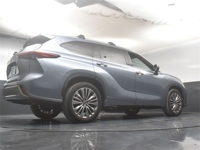 2022 Toyota Highlander Hybrid Platinum