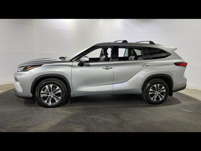 2022 Toyota Highlander Hybrid XLE