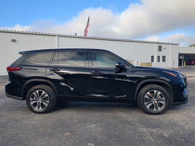 2022 Toyota Highlander Hybrid XLE