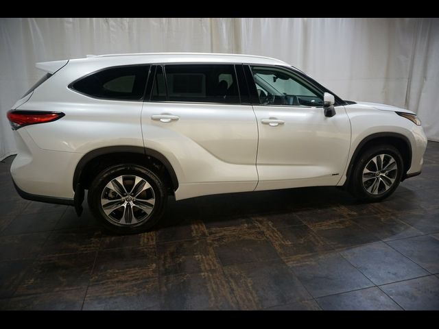 2022 Toyota Highlander Hybrid XLE