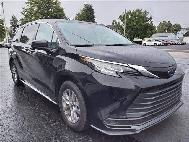 2022 Toyota Sienna LE