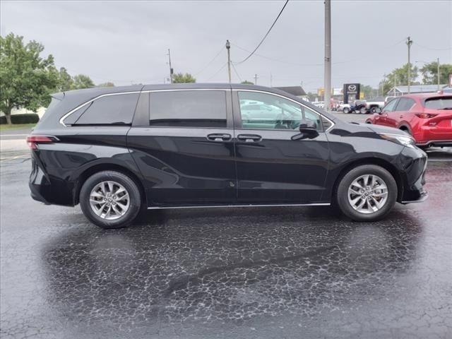 2022 Toyota Sienna LE