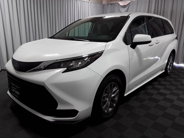 2022 Toyota Sienna LE