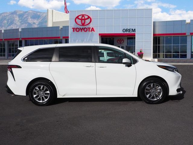 2022 Toyota Sienna LE