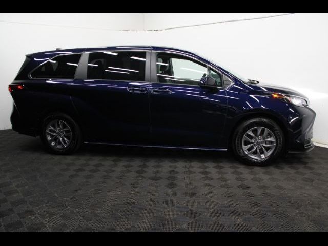 2022 Toyota Sienna LE