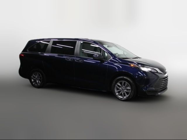 2022 Toyota Sienna LE