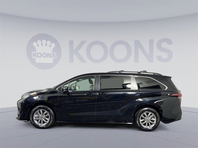 2022 Toyota Sienna LE