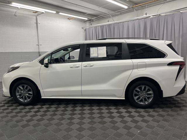 2022 Toyota Sienna LE