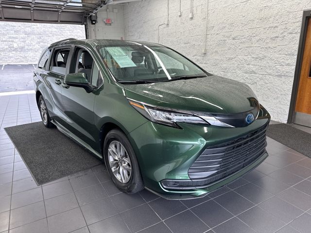 2022 Toyota Sienna LE