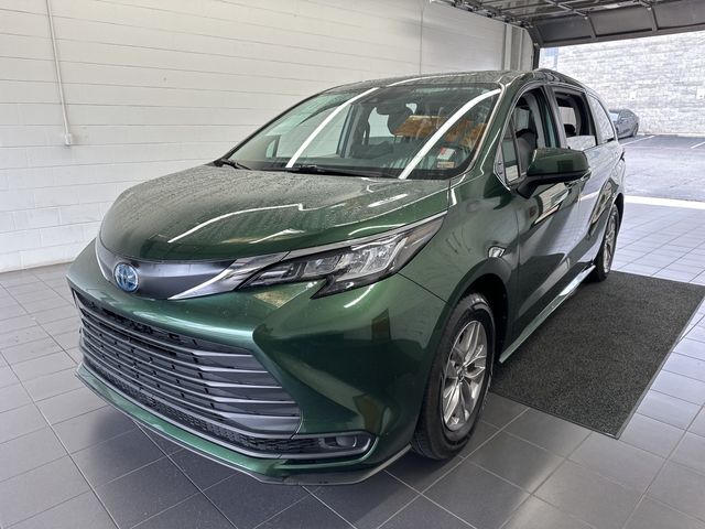 2022 Toyota Sienna LE