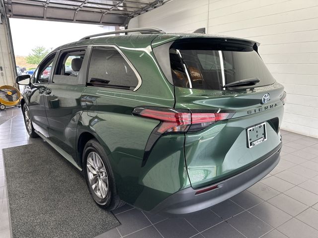 2022 Toyota Sienna LE