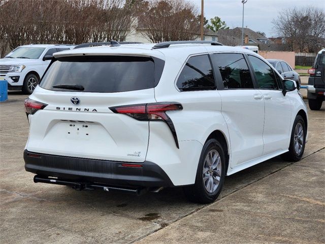 2022 Toyota Sienna LE