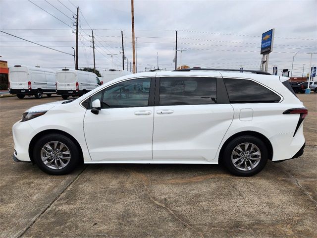 2022 Toyota Sienna LE