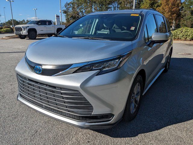 2022 Toyota Sienna LE