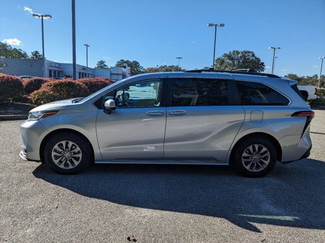 2022 Toyota Sienna LE