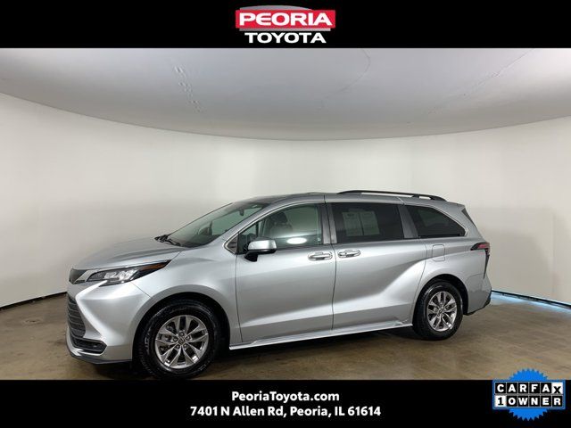 2022 Toyota Sienna LE