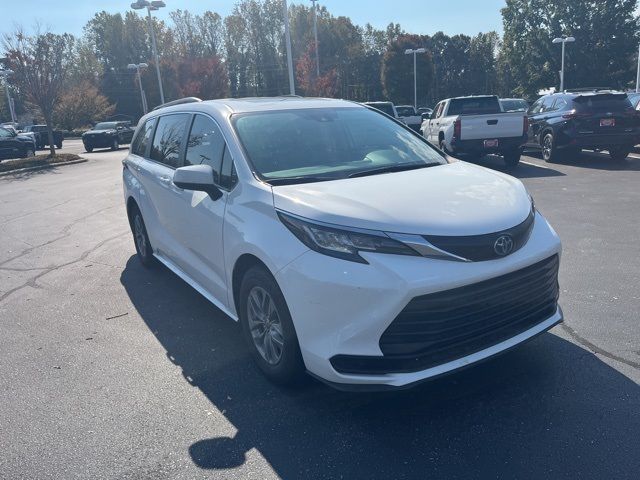 2022 Toyota Sienna LE