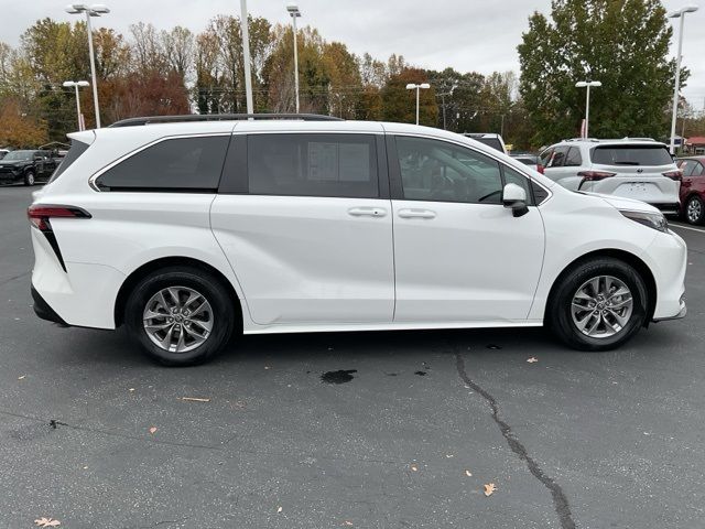 2022 Toyota Sienna LE