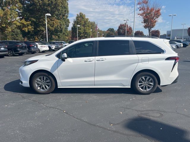 2022 Toyota Sienna LE