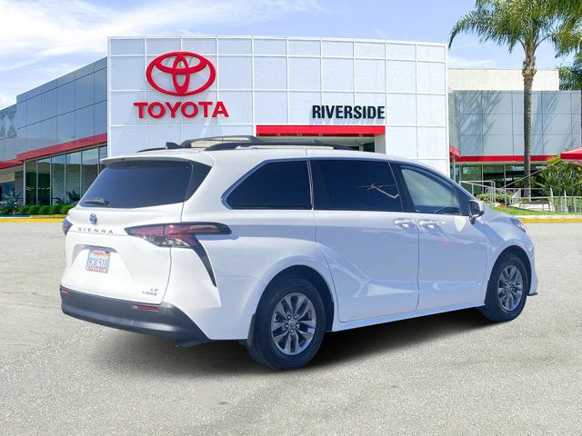 2022 Toyota Sienna LE