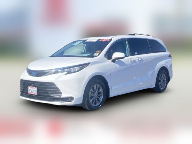 2022 Toyota Sienna LE