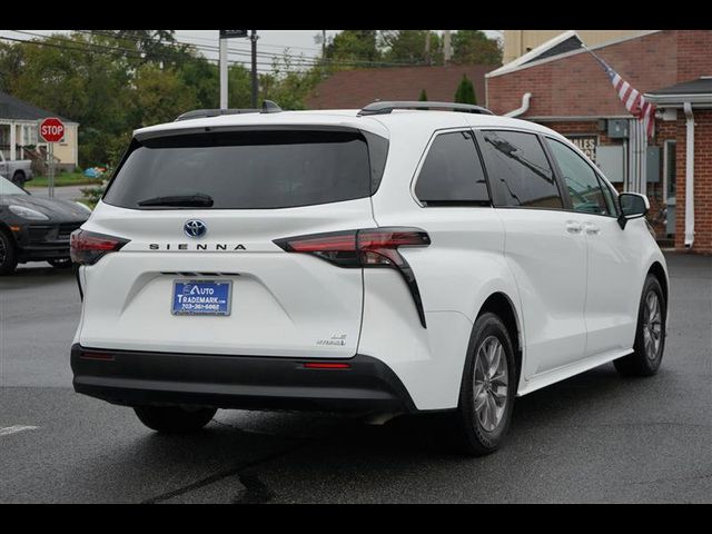 2022 Toyota Sienna LE