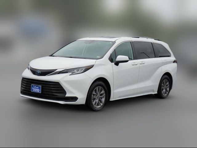 2022 Toyota Sienna LE