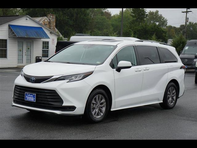 2022 Toyota Sienna LE