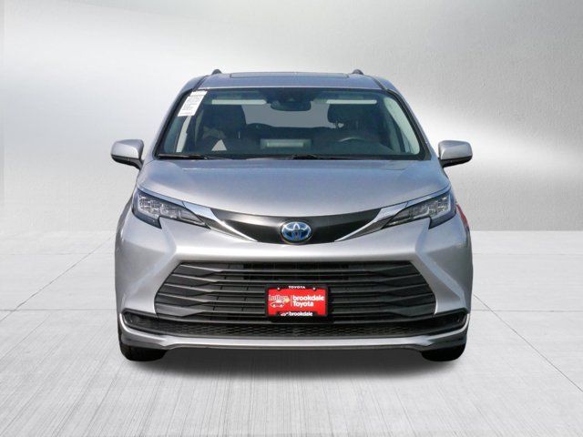 2022 Toyota Sienna LE