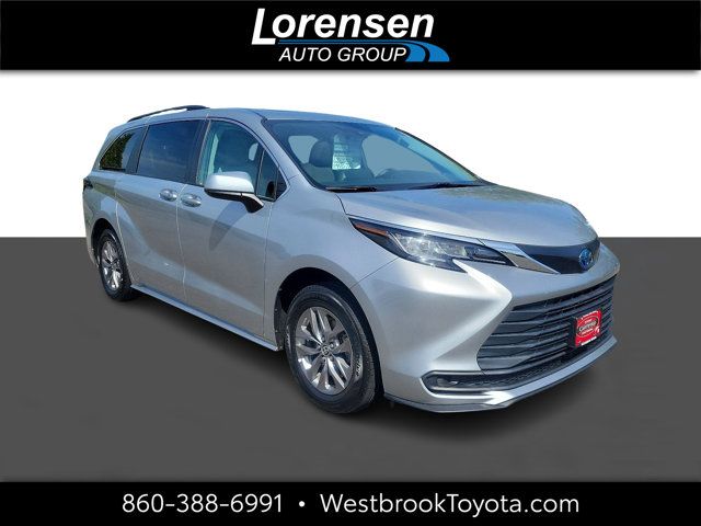 2022 Toyota Sienna LE