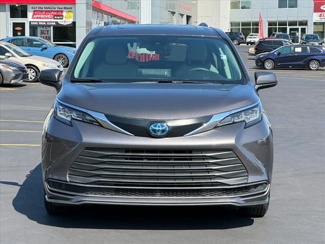 2022 Toyota Sienna LE